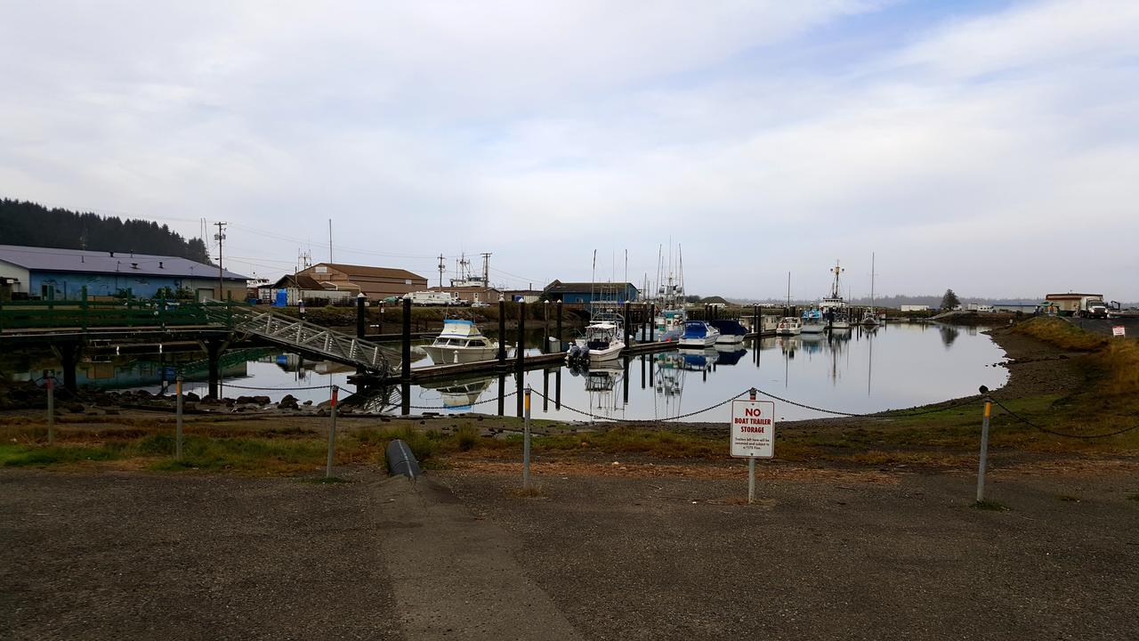 Winchester Bay Inn Рийдспорт Екстериор снимка